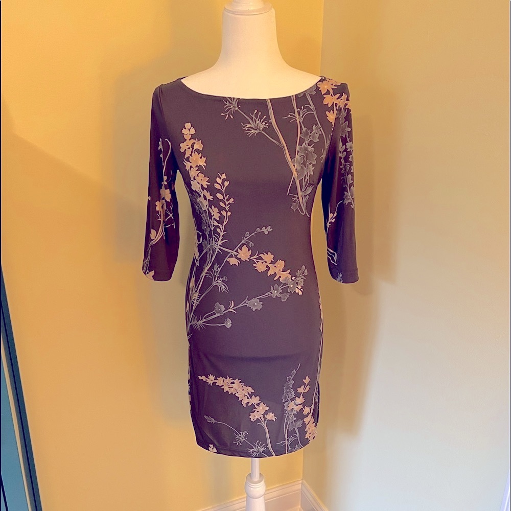Rampage Beautiful Sexy little dress Grey floral pattern 3/4 sleeves, mini, Med